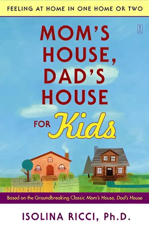 De boekcover van moms house dads house for kids toont de titel in rood en geel tegen een blauwe lucht met wolken voor feeling at home in one home or two