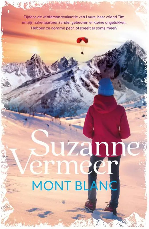 Een levendige rode winterjas met capuchon van Mont Blanc, gedragen voor een met sneeuw bedekte berglandschap