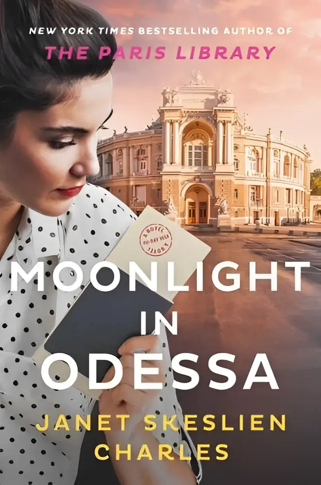 De boekomslag van moonlight in odessa toont een vrouw in een wit polkadotblouse die een open boek vasthoudt voor een gouden gebouw