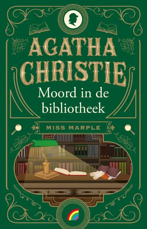 Groene boekomslag moord in de bibliotheek van agatha christie met gouden letters en illustratie van bibliotheekbureau onder lamp