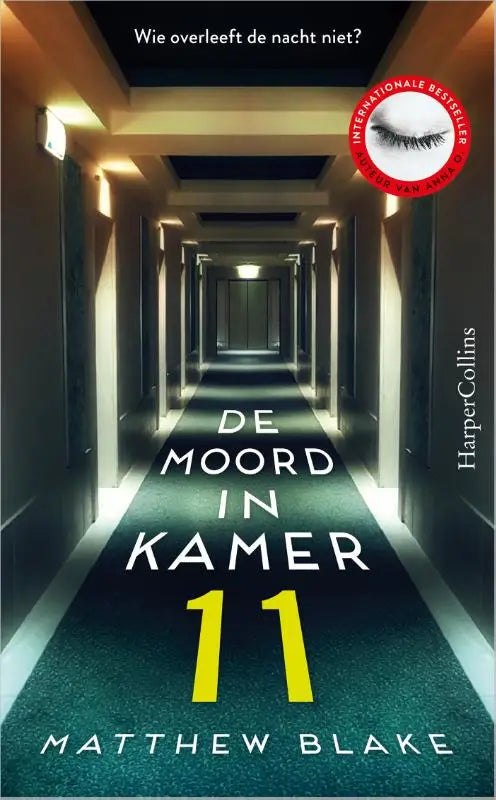 De moord in kamer 11 boekcover toont een lange gang met teal tapijt en witte muren met een grote gele 11