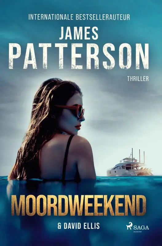 De boekcover van moordweekend toont een vrouw met lang donker haar en rode zonnebril staand in de oceaan