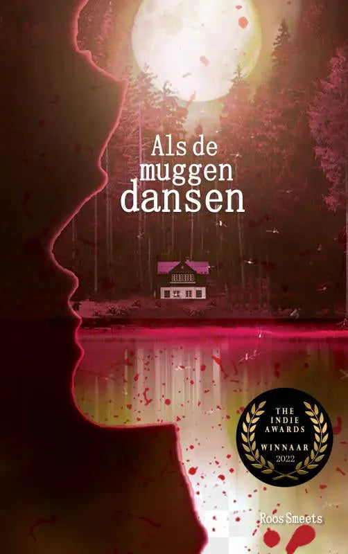 De boekcover van als de muggen dansen door roos smeets toont een silhouet van een gezicht tegen een donker bos met een gloeiende maan en rode vlekken