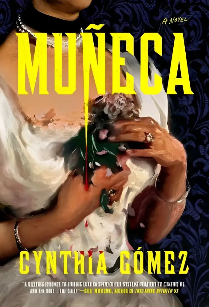 Het boek Muneca toont de titel in gele letters met een illustratie van handen die een pop vasthouden op een donkerblauwe achtergrond