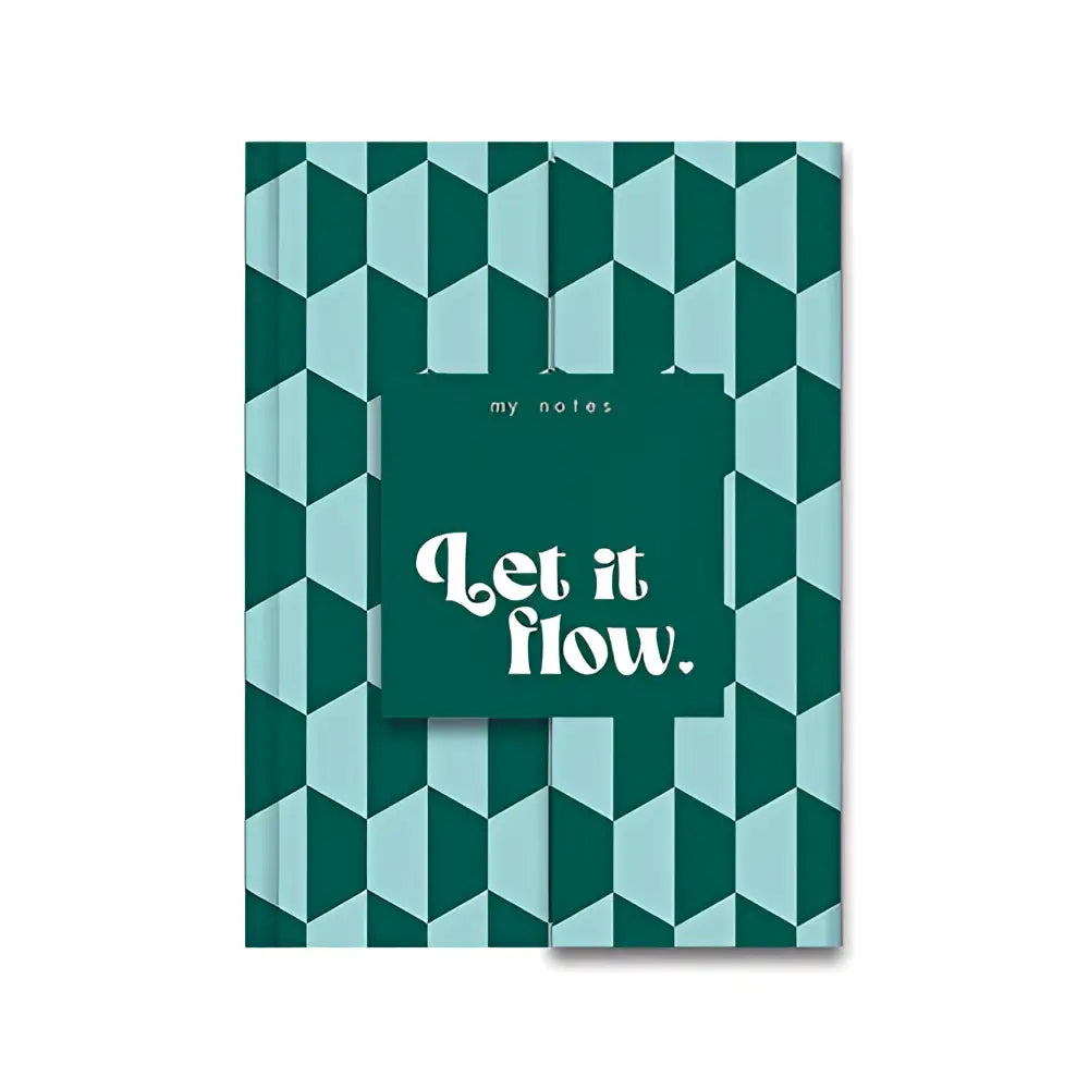 Een teal en donkergroen geometrisch patroon notitieboek met gelinieerde pagina’s, stevige magneetsluiting en luxe bewaarenvelop