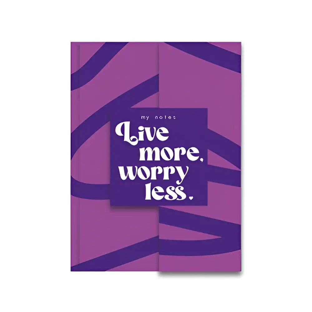 Stijlvolle paarse a5-notitieboekje met de tekst live more ideaal voor creatieve ideeën en notities