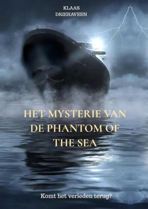 Een donker spookachtig duikboot komt uit stormachtige zee onder bliksemlicht in het mysterie van het verleden terug
