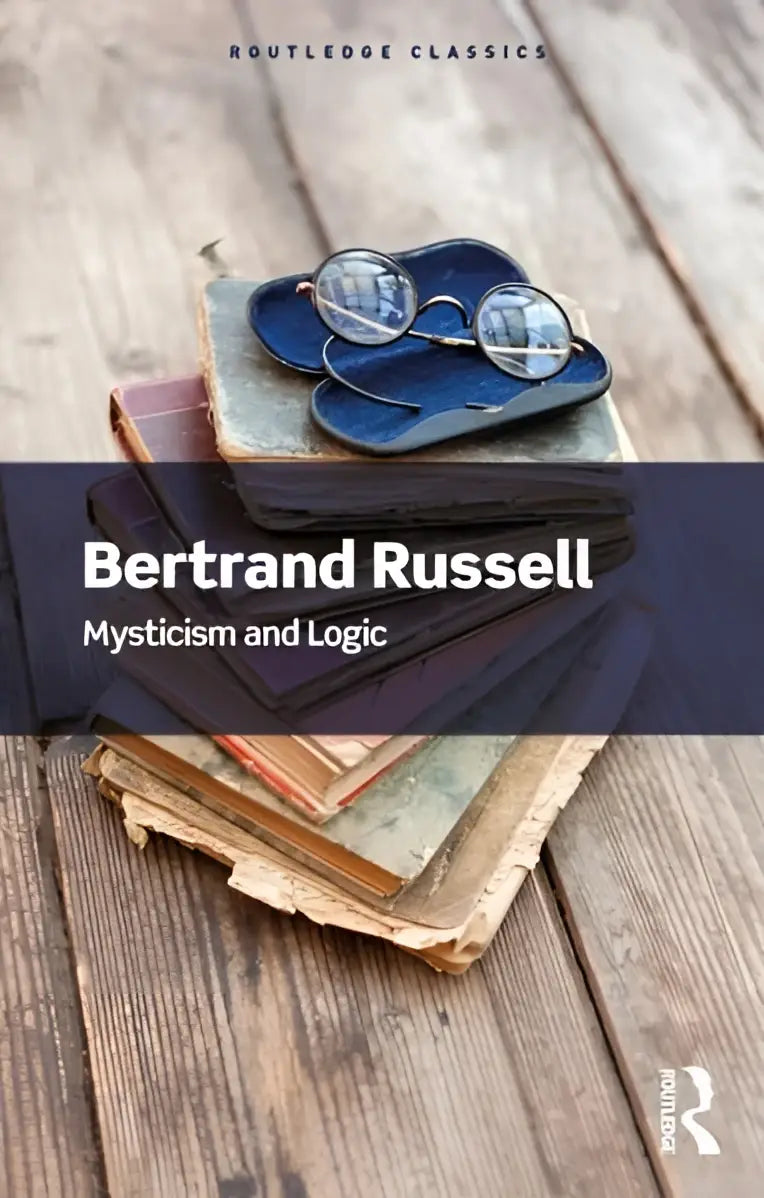 Een set ronde brillenglazen rustend op een donkerblauw keramisch bord bovenop vintage boeken bij mystiek en logica