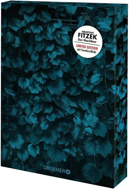 Een donkere teal box met dicht patroon van gestileerde bladeren voor sebastian fitzek der nachbar limited edition