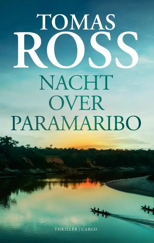 Boekcover van nacht over paramaribo door tomas ross met serene zonsondergang en kano-silhouetten op het water