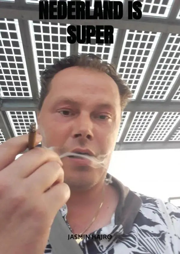 Een man met kort donker haar en lichte huid houdt met zijn rechterhand een sigaar vlakbij zijn mond in het product nederland is super