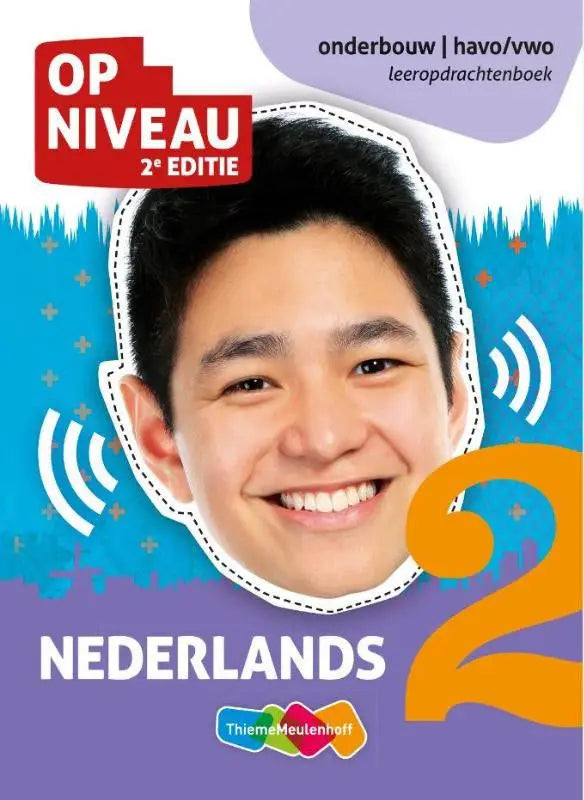 De voorkant van het nederlandse tekstboek op niveau 2e editie met een lachende jonge man en blauwe paarse achtergrond
