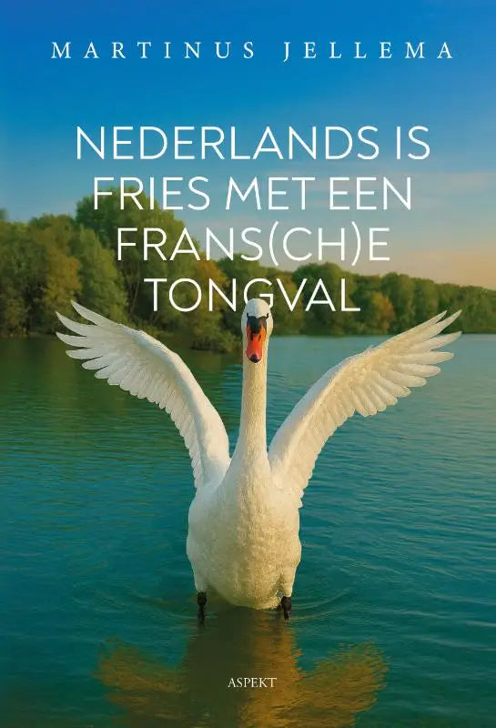 Een witte zwaan met gespreide vleugels in kalm blauw water bij het boek nederlands is fries met een fransche tongval