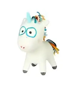Witte knuffel eenhoorn met regenboogmanen en blauwe bril geschikt voor jonge lezers set van 4