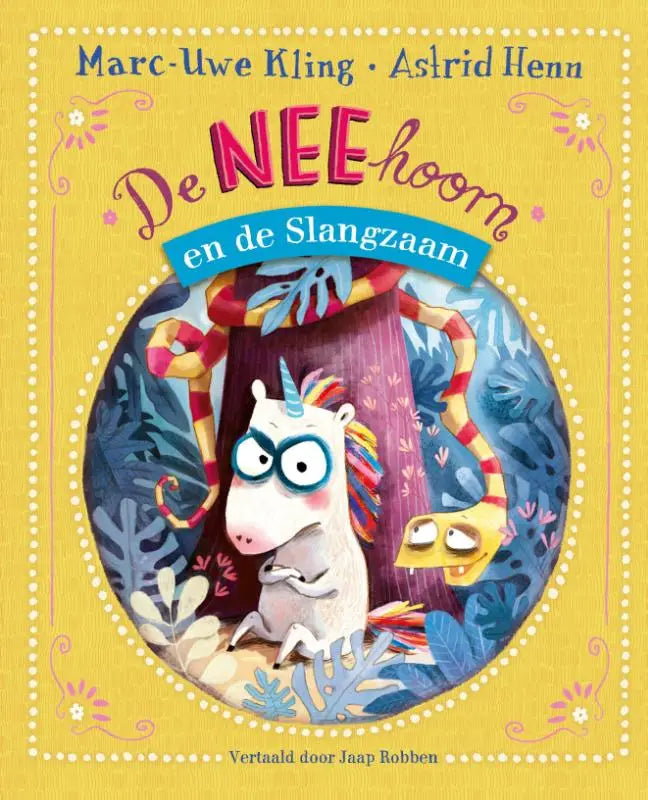 Gele kinderboekenkaft met cartoon eenhoorn met regenboogmanen en hoorn omringd door junglebladeren voor de neehoorn en de slangzaam