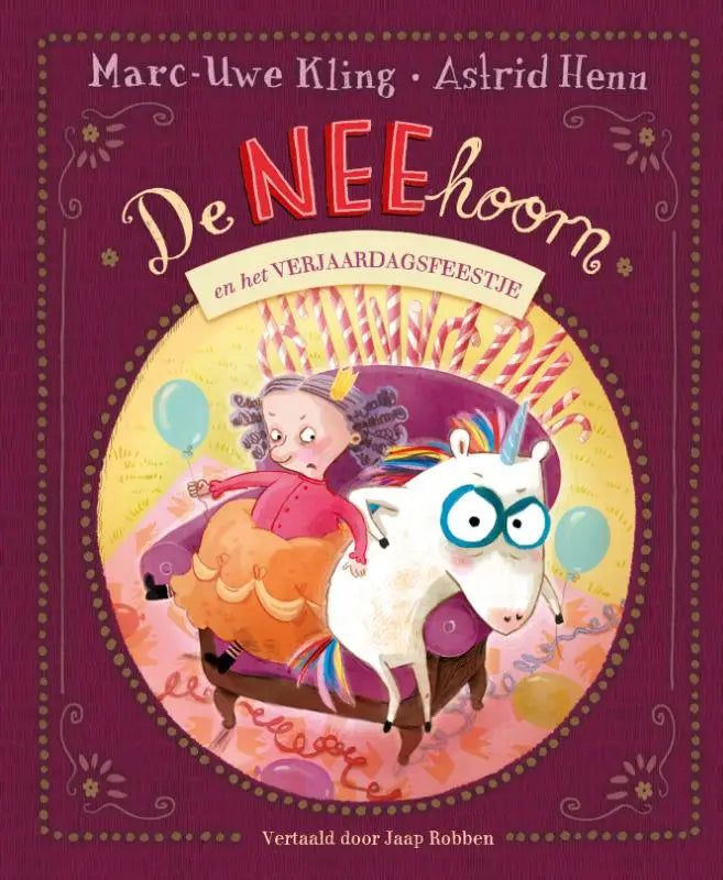 De cover van het kinderboek de neehoorn en het verjaardagsfeestje toont een oudere vrouw in een roze jurk op een witte eenhoorn