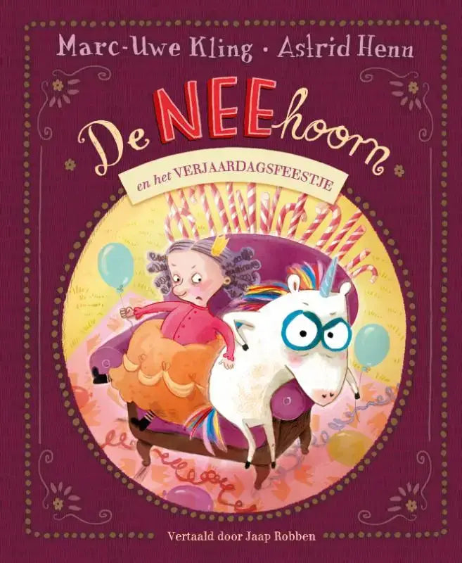 De cover van het kinderboek de neehoorn en het verjaardagsfeestje toont een oudere vrouw in een roze jurk op een witte eenhoorn