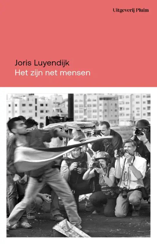 Zwartwit boekcover van het boek het zijn net mensen van joris luyendijk met man die vlag zwaait omringd door fotografen uitgeverij pluim