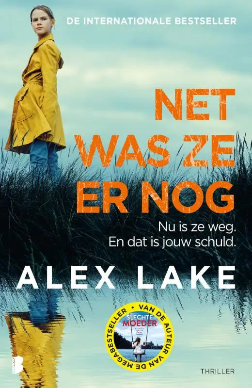 Jonge meisje draagt gele trenchcoat staand in hoog gras net was ze er nog nu is ze weg en dat is jouw schuld
