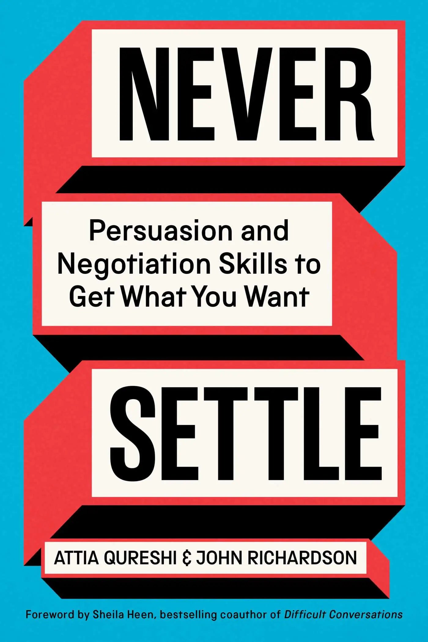 De boekomslag van never settle toont zwart tekst op witte panelen met rode en zwarte randen tegen een blauwe achtergrond voor persuasion and negotiation vaardigheden
