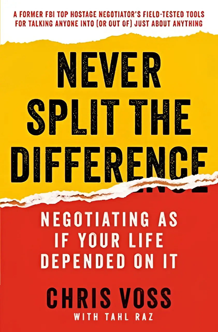 Gele en rode boekomslag met vet zwarte tekst never split the difference door chris voss over onderhandelingstechnieken
