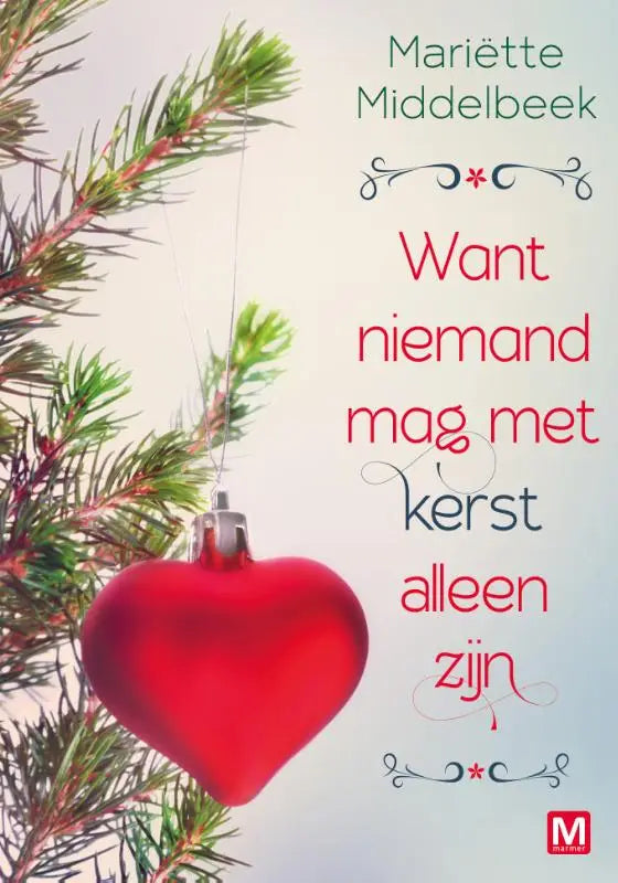 Glossy rood hartvormig kerstornament hangend aan dennen tak bij nederlandstalige feelgood kerstroman van mariëtte middelbeek