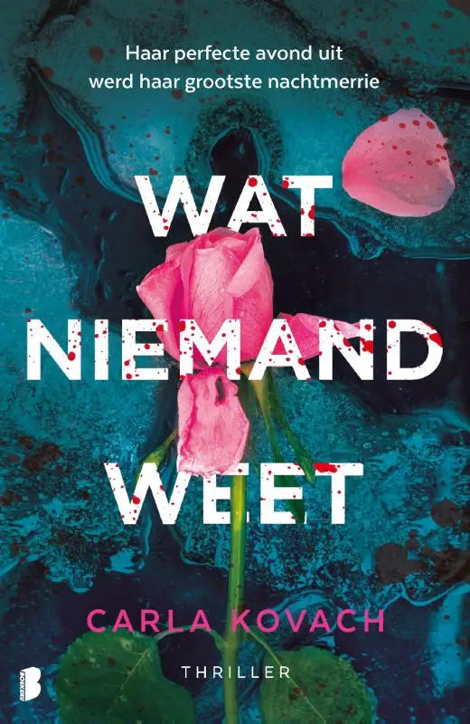 Roze roos met delicate bloemblaadjes en groene steel op donkere teal achtergrond bij product over perfecte avond en grootste nachtmerrie