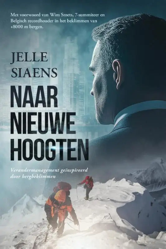 De boekcover van naar nieuwe hoogten toont jelle siaens in formele kleding met bergen en stadsgezicht als achtergrond, gericht op verandermanagement geïnspireerd