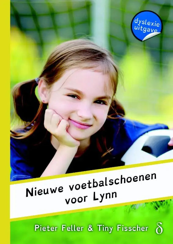 Jonge meisje met bruine paardenstaarten in blauw sportshirt glimlachend naast witte voetbal met nieuwe voetbalschoenen