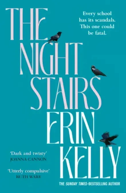 Gesigneerde editie van night stairs door erin kelly met opvallende tealkleurige omslag en witte typografie met kraaien