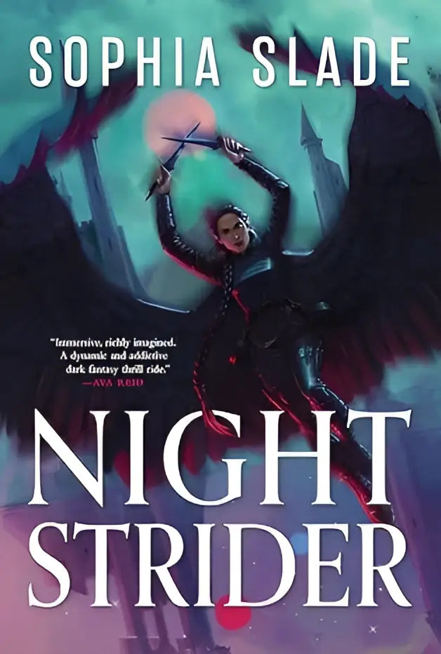 De boekcover van nightstrider door sophia slade toont een donkere gevleugelde figuur in zwart harnas met gloeiende zwaarden