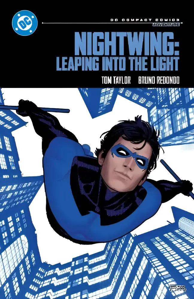 Cover van blue en black nightwing compact comics edition met nightwing die leaping into the light toont tegen stadssilhouet