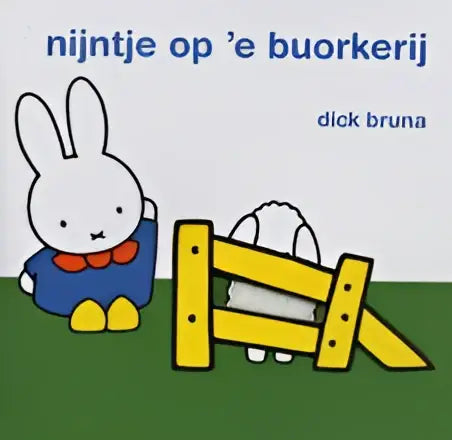 Een wit konijn draagt een blauw en rood outfit in het product nijntje op e buorkerij