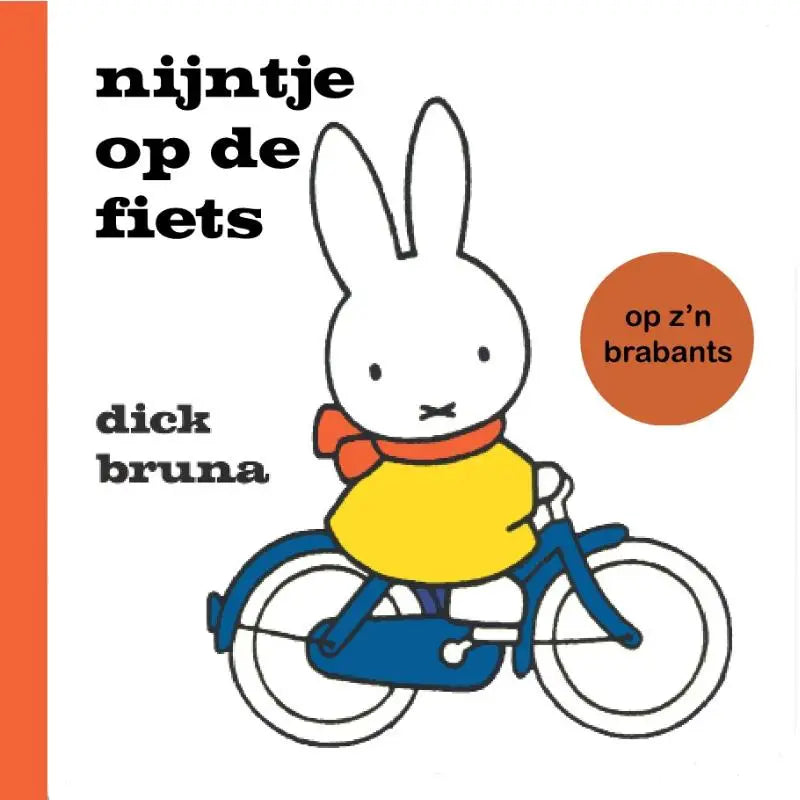 Een cartoon konijn in een gele trui en oranje sjaal fietst op een blauwe fiets in nijntje op de fiets op z’n brabants voor jonge lezers