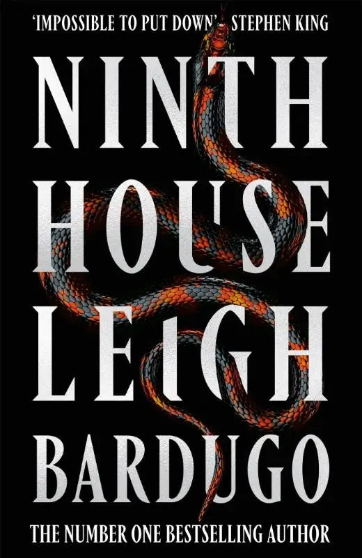 Zwart boekomslag met een gekronkelde slang in oranje en rode schubben met de titel Ninth House van Leigh Bardugo, de global sensation from Sunday Times