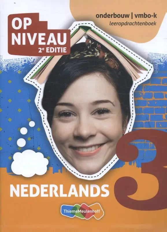 Het omslag van de op niveau 2e editie dutse taalboek voor vmbo-k met een lachende vrouw en stapel boeken op haar hoofd