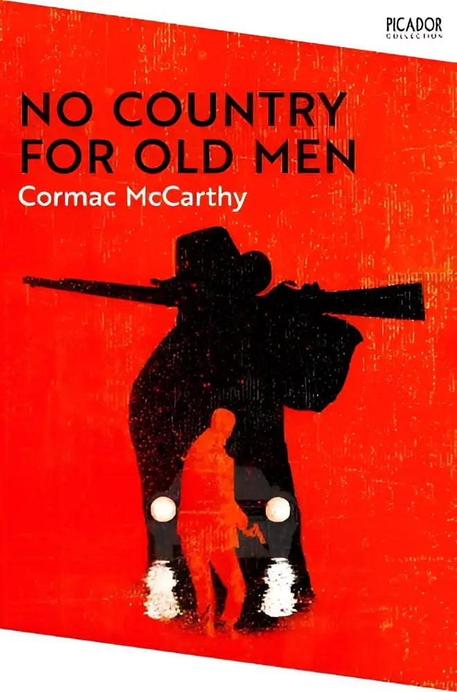 Rode boekomslag van no country for old men met zwarte silhouet van man met geweer en titel van cormac mccarthy