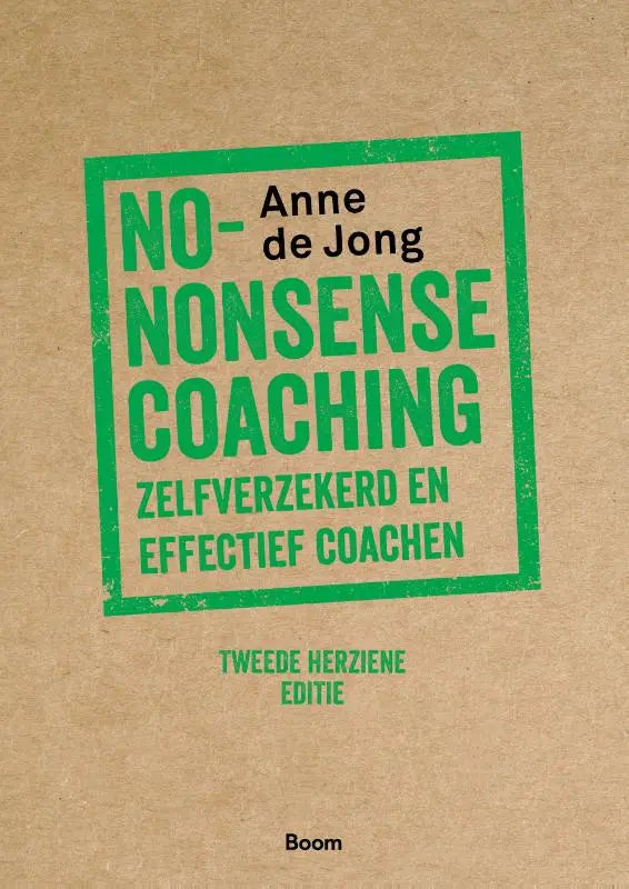 The no-nonsense coaching boek van koninklijke boom uitgevers heeft een groene titel op een kraftpapier omslag