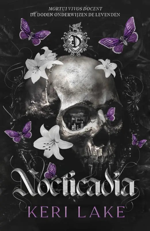 Nocticadia zilveren schedel met gedetailleerd ontwerp omringd door witte lelies en paarse vlinders keri lake