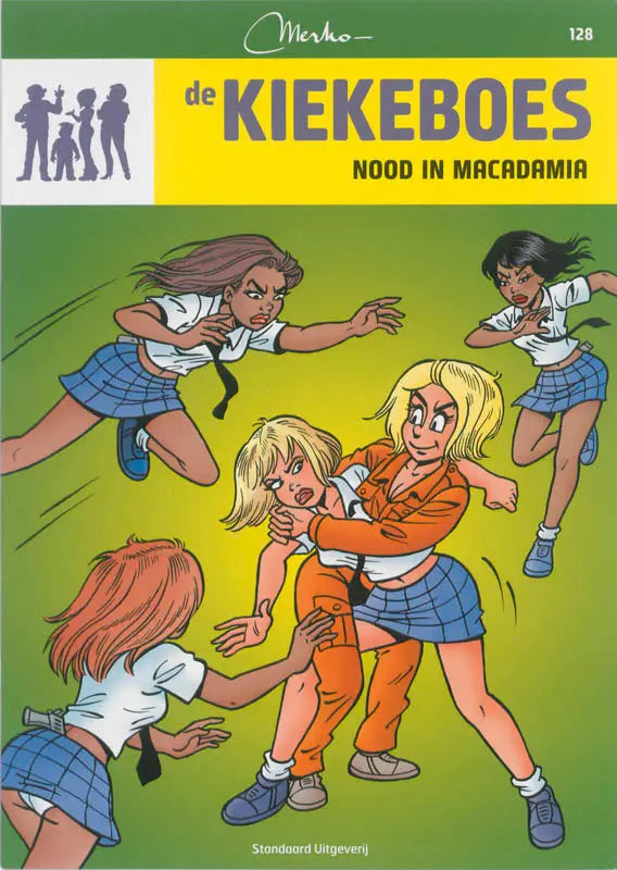Cover van het stripboek de kiekeboes nood in macadamia door merho met schoolmeisjes in blauwe ruitrokken op groene achtergrond