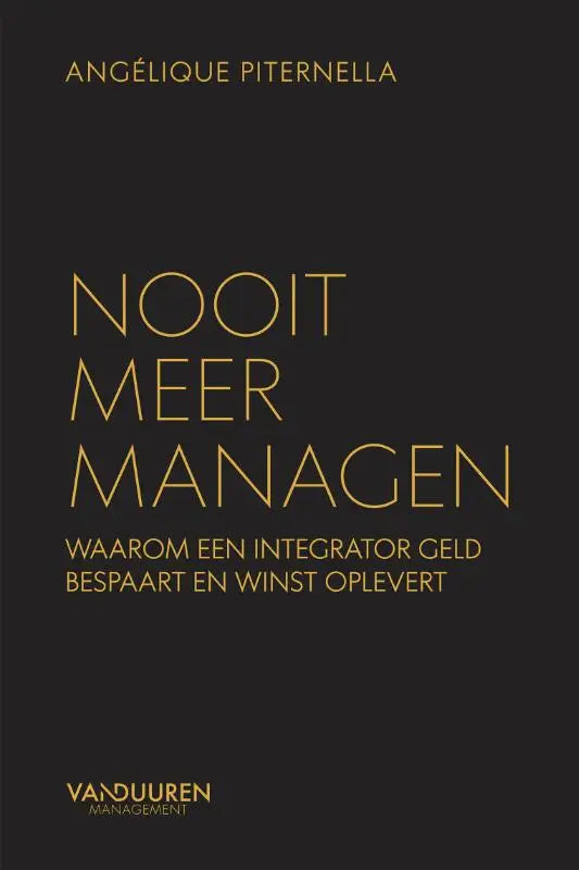 Zwarte boekomslag met gouden foliedruk titel nooit meer managen en auteur angélique piterella over integrator geld bespaart