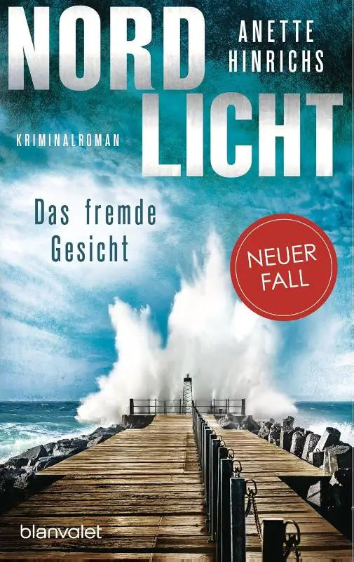 Het boek cover van nordlicht door anette hinrichs toont dramatische golven tegen een houten pier onder een stormachtige lucht voor das fremde gesicht