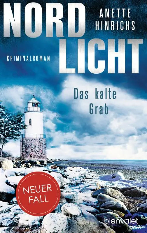Witte vuurtoren met stenen voet op rotsachtige met sneeuw bedekte kust onder dramatische blauwe lucht bij das kalte grab boek