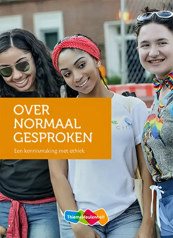 Witte katoenen t-shirt met klein kleurrijk logo op de borst voor over normaal gesproken ethiek kennismaking