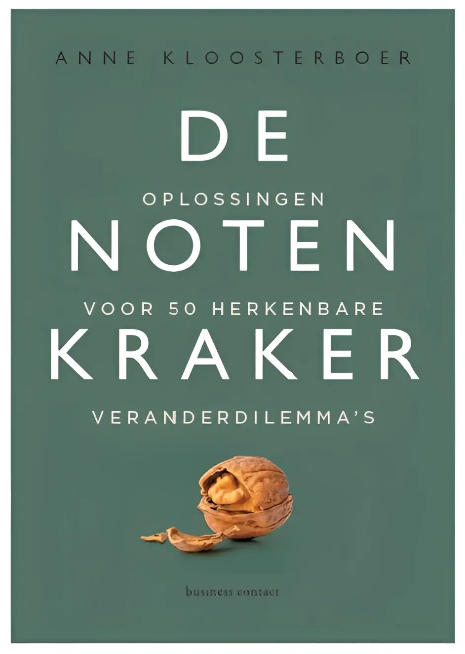 Een gekraakte walnoot met bruine, getextureerde schaal en zichtbare kern tegen een groene achtergrond voor herkenbare veranderdilemma’s