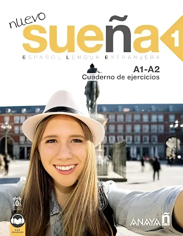Een glimlachende jonge vrouw met een licht beige fedora hoed met zwarte band in Nuevo Sueña 1 oefenboek A1/A2 editie 2023