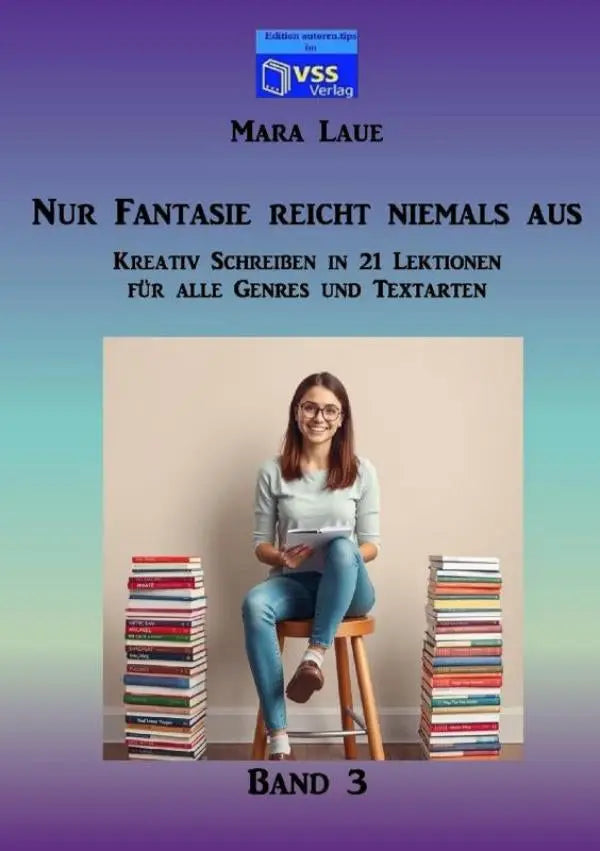 De boekcover van nur fantasie reicht niemals band 3 toont een vrouw in blauw zittend tussen stapels boeken bij kreativ schreiben
