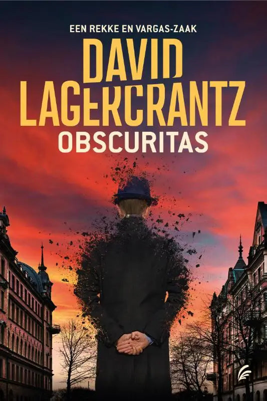 Een man in een zwart pak en donkerblauwe fedora die met zijn rug naar de kijker staat en in fragmenten oplost tegen een dramatische rood-oranje lucht in obscuritas