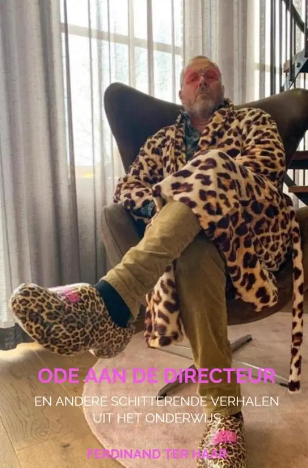 Leopard-print slip-on clogs with pink accents featured in ode aan de directeur andere schitterende verhalen