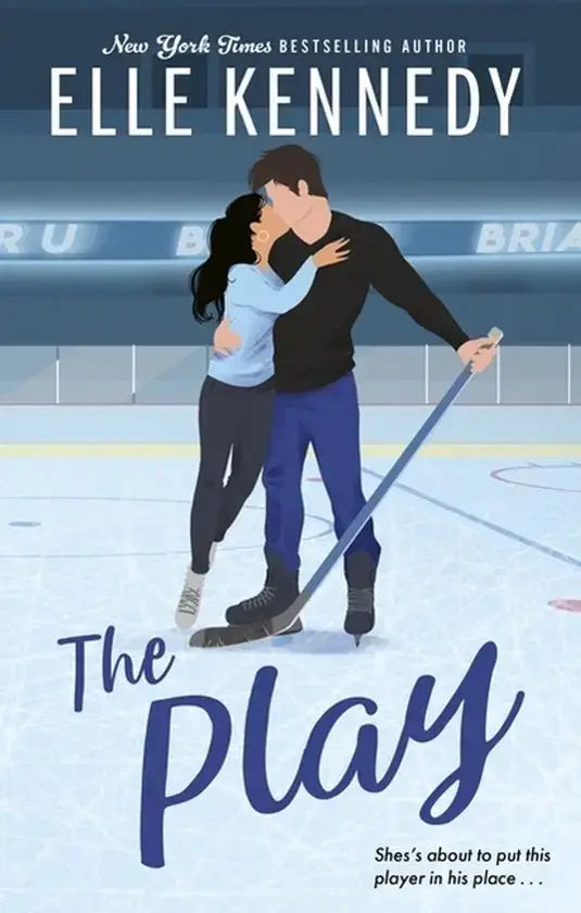 De cover van the play door bestsellerauteur elle kennedy toont een omhelzend paar op schaatsen voor een arena in briar u-serie set biedt vier boeken